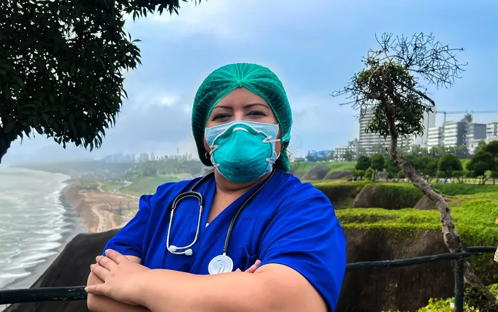 Profesional de la salud trabajando con dedicación y profesionalismo