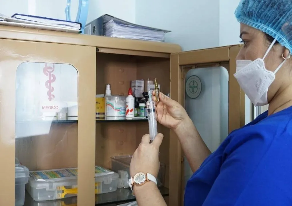 Profesionales verificando medicamento a administrar previa verificación de indicaciones médicas