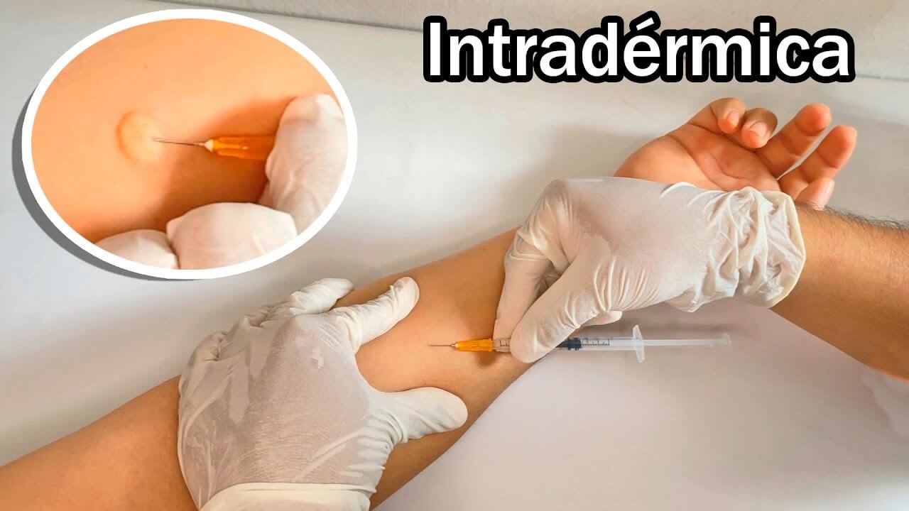 Enfermera administrando inyección