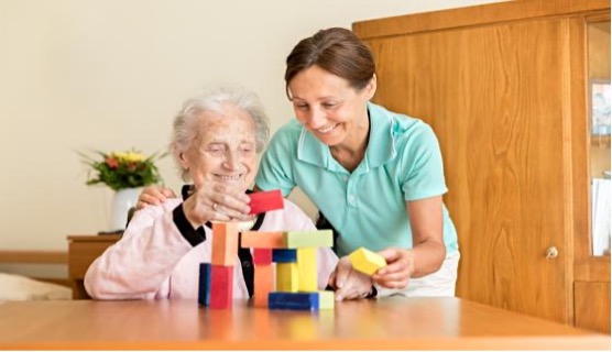 Profesional de salud ayudando a adulto mayor